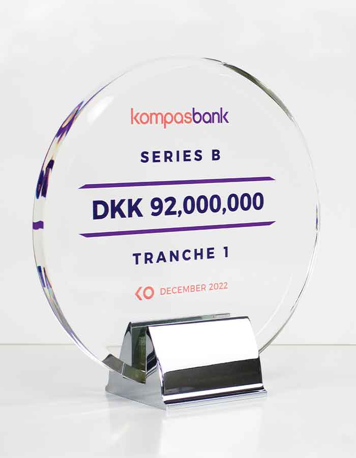 Close-up of vibrant full-colour Cosmo printing on the Crystal Ovation award